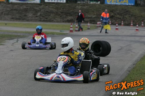 De banden van de bandenstapel stuiterden intussen over het circuit